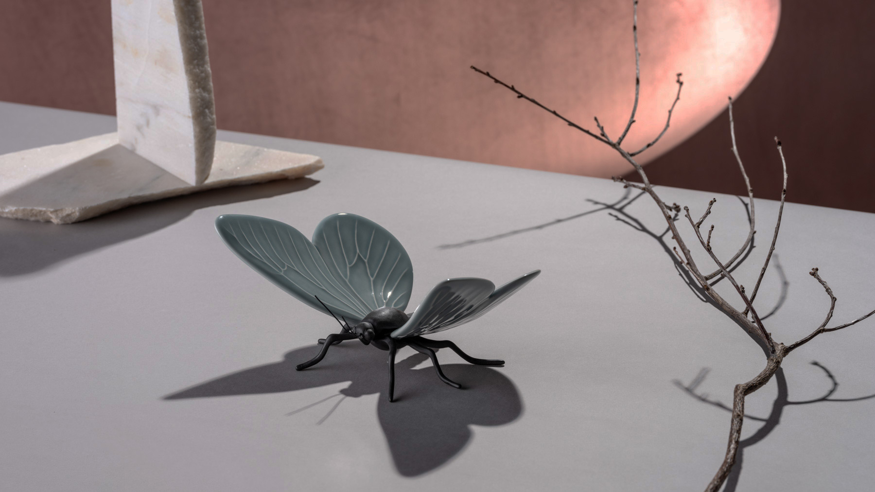 Borboleta de ceramica e latão